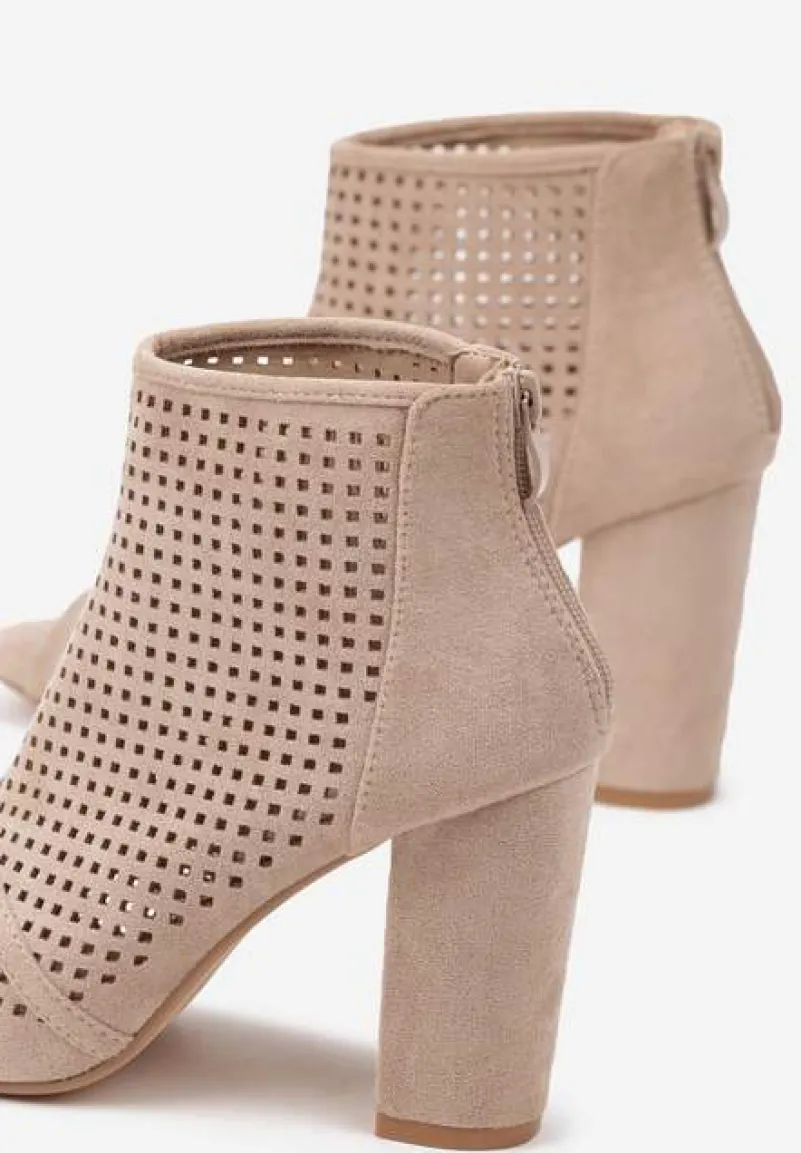 Jasnobeżowe Sandały Vices na Słupku z Ażurową Cholewką Felilina