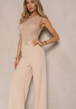 Jasnobeżowy Kombinezon z Prostymi Nogawkami z Metalową Ozdobą w Talii Lannrive