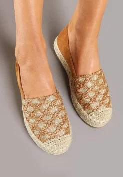 Jasnobrązowe Espadryle Ozdobione Plecionką i Geometrycznym Motywem Sdivoria