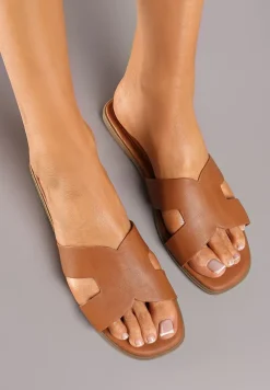 Jasnobrązowe Klapki na Płaskiej Podeszwie Ozdobione Metalicznymi Paskami i Kwadratowym Noskiem Sonivia