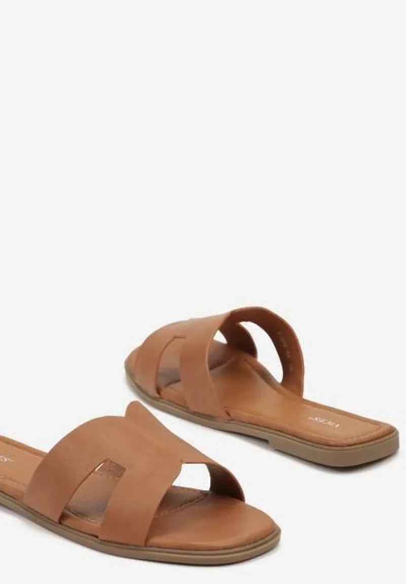 Jasnobrązowe Klapki na Płaskiej Podeszwie Ozdobione Metalicznymi Paskami i Kwadratowym Noskiem Sonivia