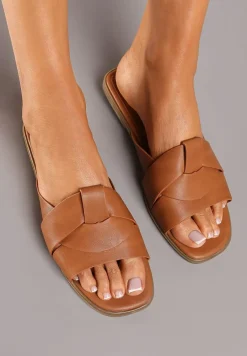 Jasnobrązowe Klapki na Płaskiej Podeszwie z Ozdobnymi Paskami i Kwadratowym Noskiem Lunivia