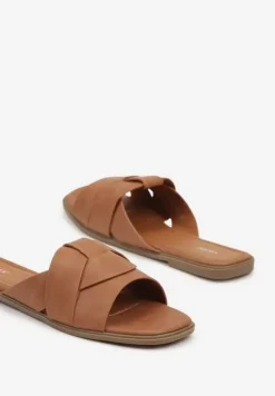 Jasnobrązowe Klapki na Płaskiej Podeszwie z Ozdobnymi Paskami i Kwadratowym Noskiem Lunivia