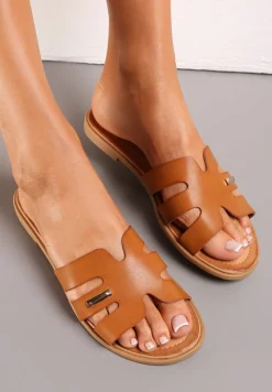 Jasnobrązowe Płaskie Klapki z Ozdobnymi Wycięciami na Szerokim Pasku Mavuli