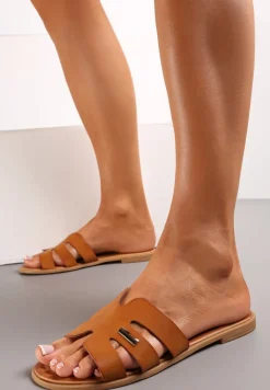 Jasnobrązowe Płaskie Klapki z Ozdobnymi Wycięciami na Szerokim Pasku Mavuli