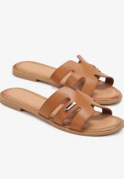 Jasnobrązowe Płaskie Klapki z Ozdobnymi Wycięciami na Szerokim Pasku Mavuli