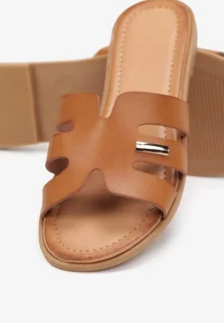 Jasnobrązowe Płaskie Klapki z Ozdobnymi Wycięciami na Szerokim Pasku Mavuli