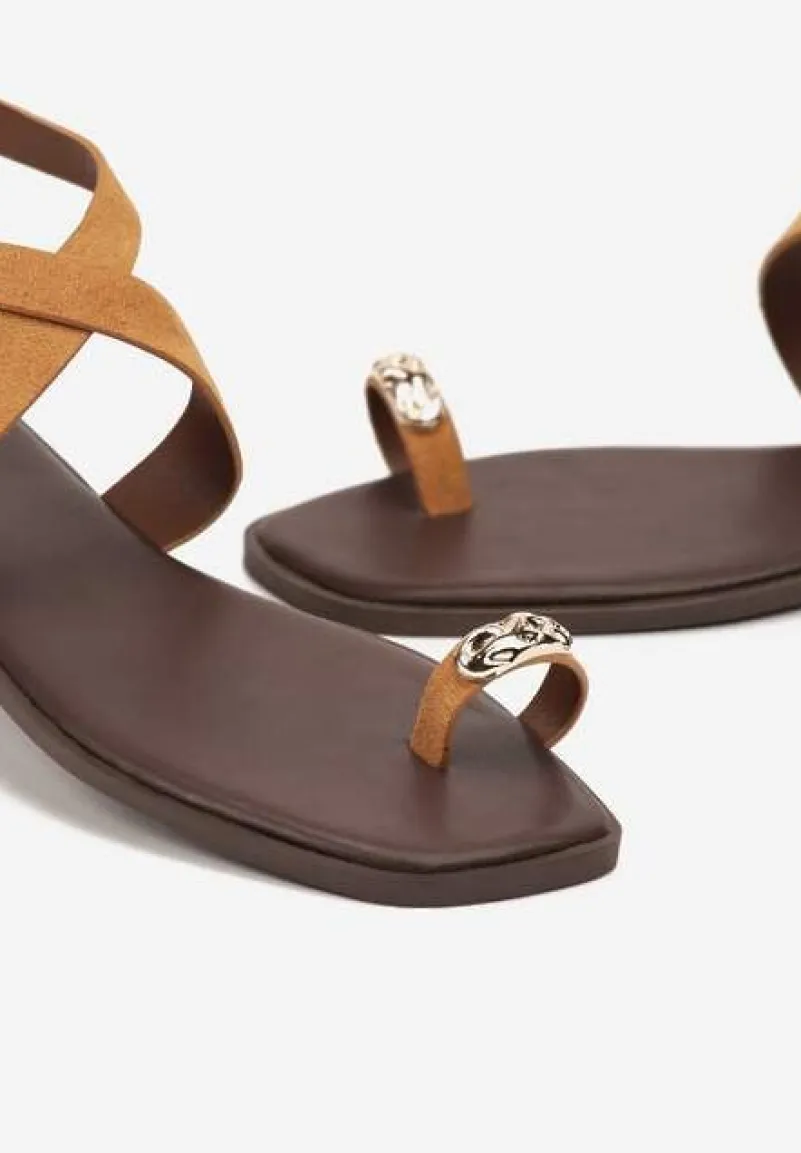 Jasnobrązowe Sandały Typu Japonki z Metalicznymi Wstawkami Frolimi