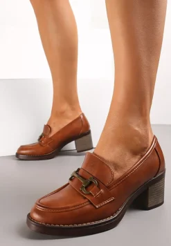 Jasnobrązowe Wsuwane Półbuty na Niskim Kwadratowym Słupku z Metalową Aplikacją Emileke