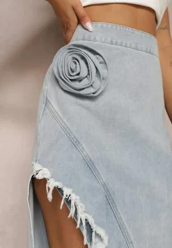 Jasnoniebieska Jeansowa Spódnica z Bawełny High Waist o Asymetrycznym Kroju z Falbanką i Kwiatem Savidia