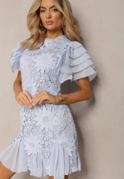 Jasnoniebieska Sukienka Dopasowana Mini z Koronką i Falbankami Offiamea