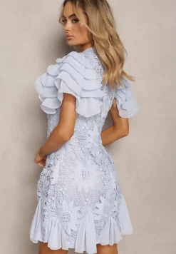 Jasnoniebieska Sukienka Dopasowana Mini z Koronką i Falbankami Offiamea