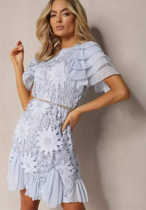 Jasnoniebieska Sukienka Dopasowana Mini z Koronką i Falbankami Offiamea
