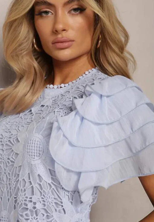 Jasnoniebieska Sukienka Dopasowana Mini z Koronką i Falbankami Offiamea