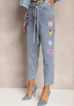 Jasnoniebieskie Jeansy Mom Fit Ozdobione Naszywkami na Nogawkach i Sznurkiem w Talii Arelea