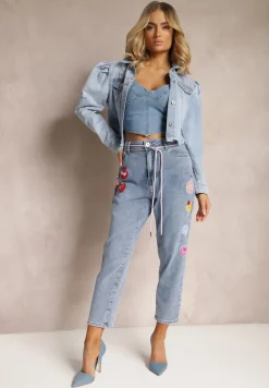 Jasnoniebieskie Jeansy Mom Fit Ozdobione Naszywkami na Nogawkach i Sznurkiem w Talii Arelea