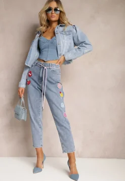Jasnoniebieskie Jeansy Mom Fit Ozdobione Naszywkami na Nogawkach i Sznurkiem w Talii Arelea