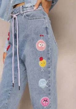 Jasnoniebieskie Jeansy Mom Fit Ozdobione Naszywkami na Nogawkach i Sznurkiem w Talii Arelea