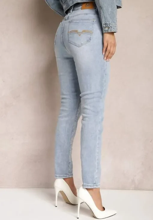 Jasnoniebieskie Jeansy Skinny z Subtelnymi Przetarciami i Przeszyciami na Kieszeniach Lenari