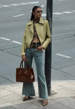 Jasnoniebieskie Jeansy z Bawełny Dzwony High Waist z Paskiem i Ozdobnymi Kieszeniami Mevalia