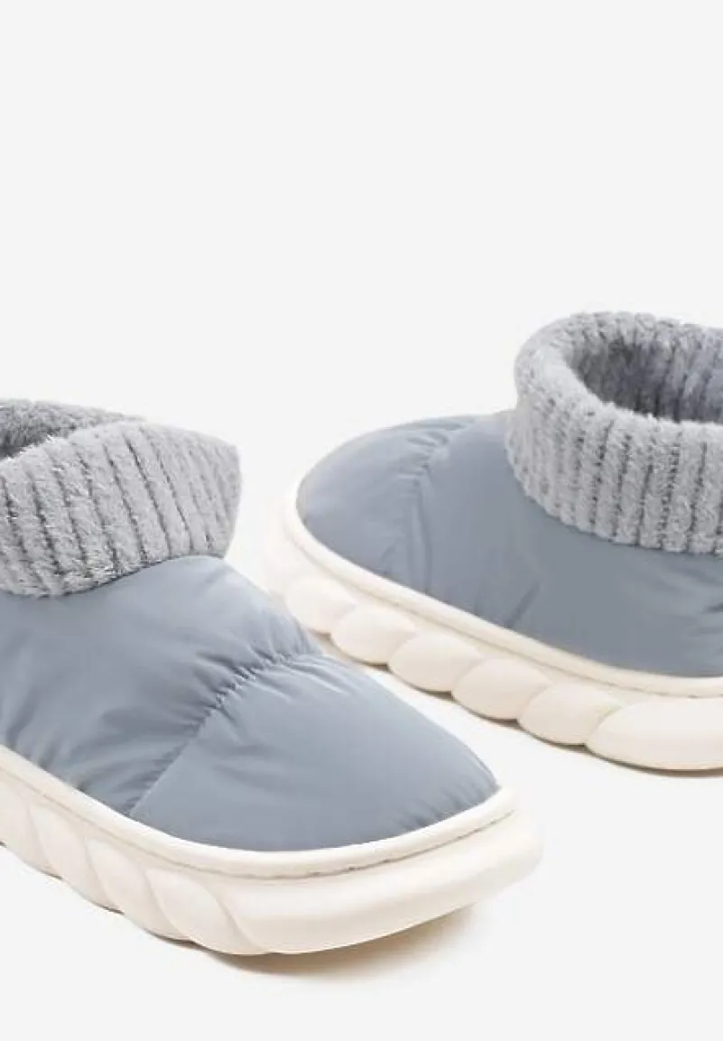 Jasnoniebieskie Kapcie Vices na Piankowej Podeszwie z Pikowaną Cholewką Velavina