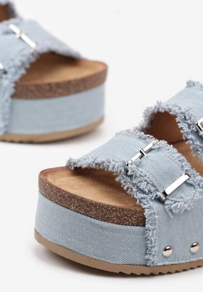 Jasnoniebieskie Klapki na Platformie z Korka z Postrzępionymi Paskami Klamrami i Nitami Zelirene