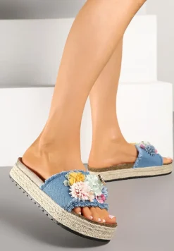 Jasnoniebieskie Klapki Ozdobione Kwiatami 3D Kinarella