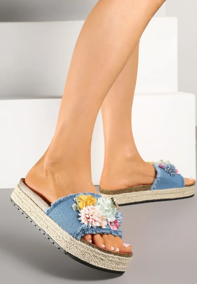 Jasnoniebieskie Klapki Ozdobione Kwiatami 3D Kinarella