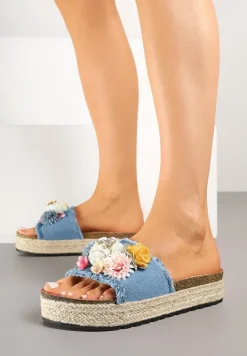Jasnoniebieskie Klapki Ozdobione Kwiatami 3D Kinarella