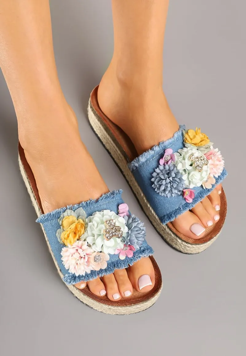 Jasnoniebieskie Klapki Ozdobione Kwiatami 3D Kinarella