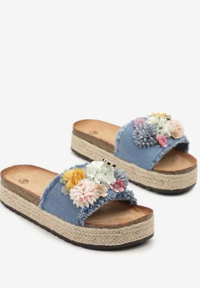 Jasnoniebieskie Klapki Ozdobione Kwiatami 3D Kinarella