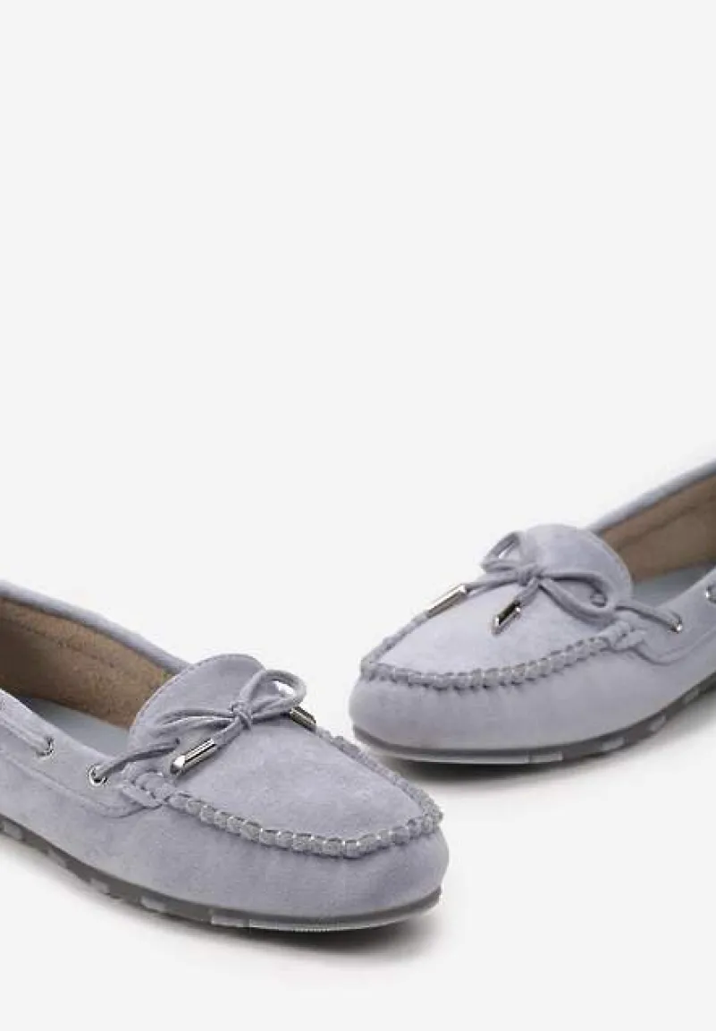 Jasnoniebieskie Mokasyny Ozdobione Wiązaniami i Kokardką na Froncie Cimella