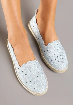 Jasnoniebieskie Plecione Espadryle Vices z Kwiatowym Motywem z Ażurowymi Wycięciami Honavia