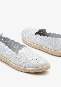 Jasnoniebieskie Plecione Espadryle Vices z Kwiatowym Motywem z Ażurowymi Wycięciami Honavia