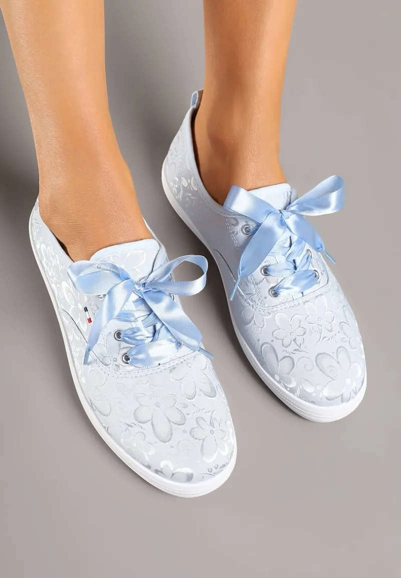 Jasnoniebieskie Tenisówki Wiązane Wstążką Zdobione Tłoczeniem w Kwiaty Palesiela