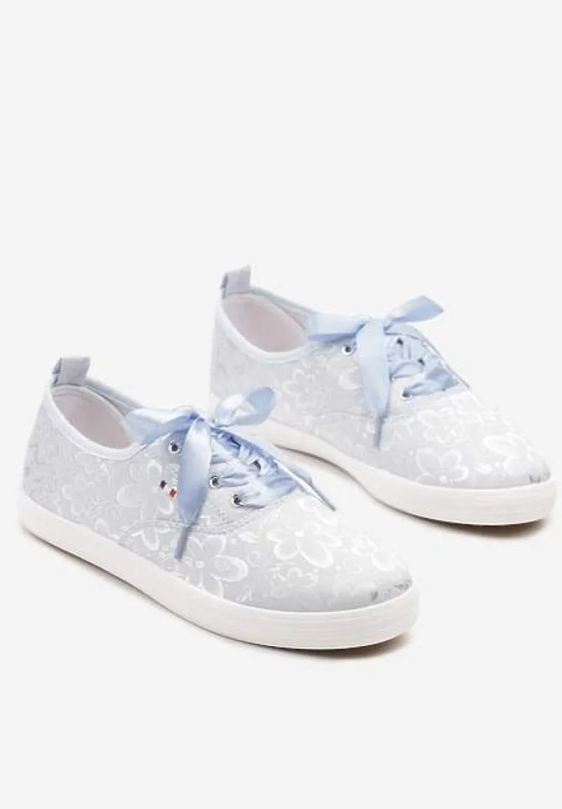 Jasnoniebieskie Tenisówki Wiązane Wstążką Zdobione Tłoczeniem w Kwiaty Palesiela
