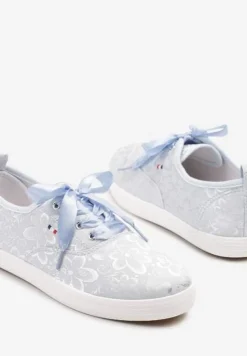 Jasnoniebieskie Tenisówki Wiązane Wstążką Zdobione Tłoczeniem w Kwiaty Palesiela