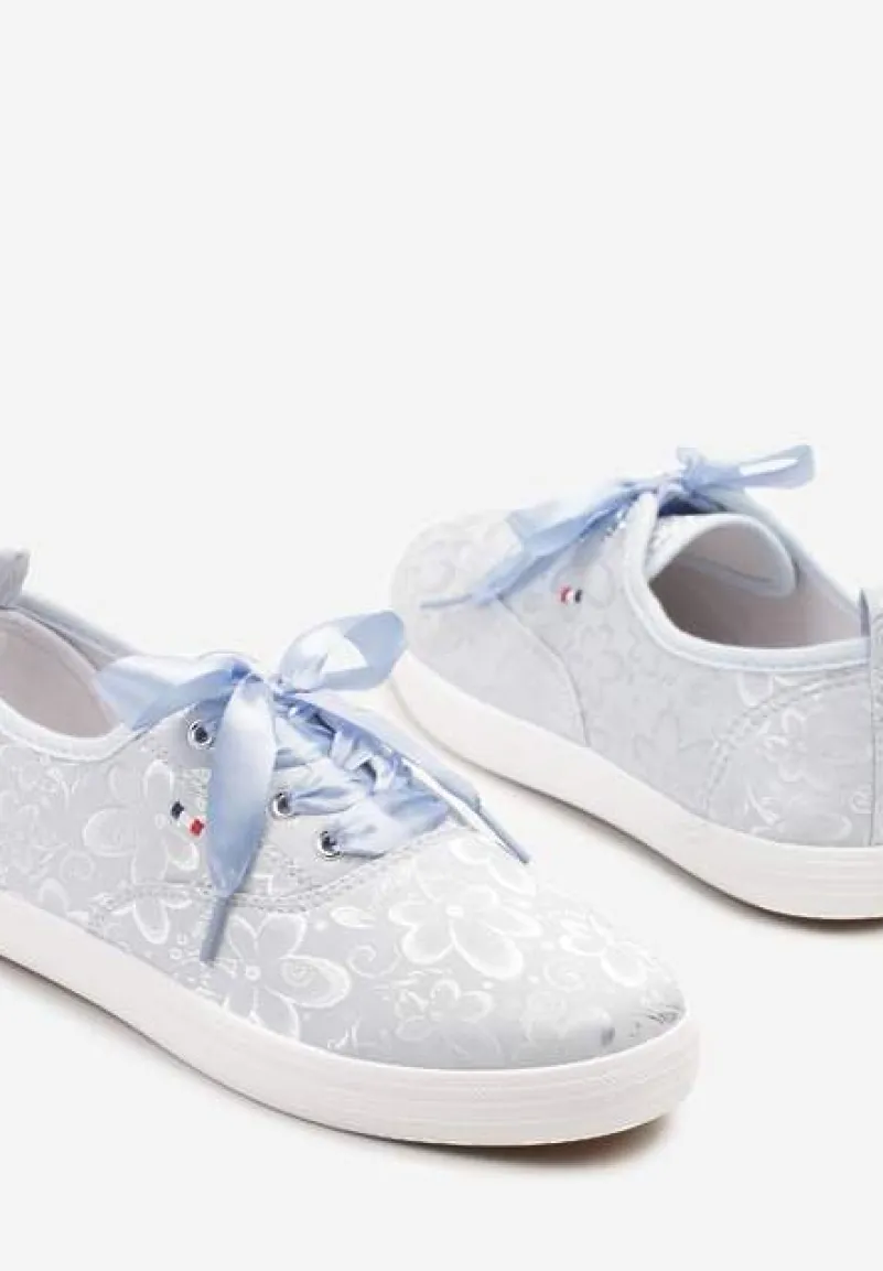 Jasnoniebieskie Tenisówki Wiązane Wstążką Zdobione Tłoczeniem w Kwiaty Palesiela
