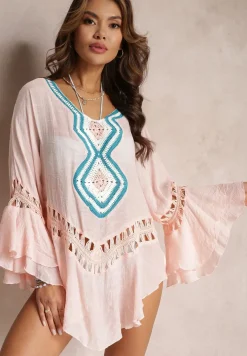 Jasnoróżowa Asymetryczna Narzutka z Ażurowymi Wstawkami i Falbankami Hirisa