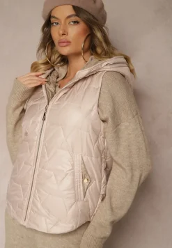 Jasnoróżowa Kamizelka z Pikowanymi Przeszyciami z Kapturem Zdobionym Naszywką Derisia