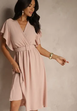 Jasnoróżowa Rozkloszowana Sukienka z Paskiem i Kopertowym Dekoltem Brinnea