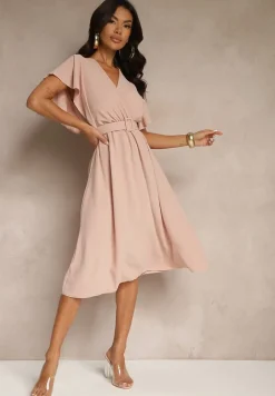 Jasnoróżowa Rozkloszowana Sukienka z Paskiem i Kopertowym Dekoltem Brinnea