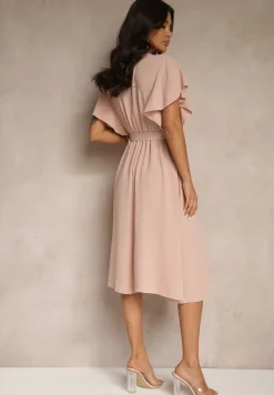 Jasnoróżowa Rozkloszowana Sukienka z Paskiem i Kopertowym Dekoltem Brinnea