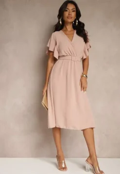Jasnoróżowa Rozkloszowana Sukienka z Paskiem i Kopertowym Dekoltem Brinnea
