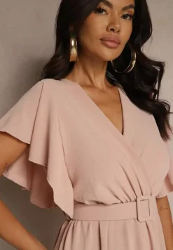 Jasnoróżowa Rozkloszowana Sukienka z Paskiem i Kopertowym Dekoltem Brinnea