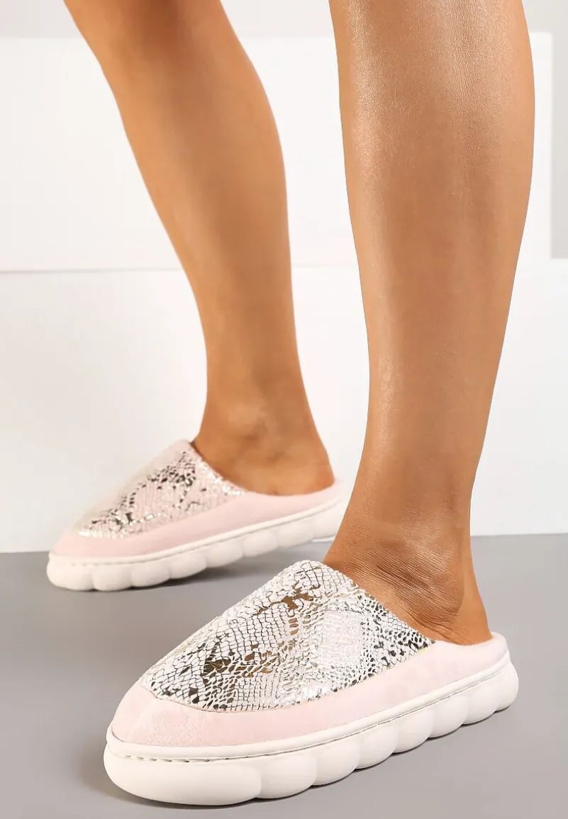 Jasnoróżowe Kapcie Vices na Platformie z Tłoczeniem Ozdobione Metalicznym Wzorem Zeanivra