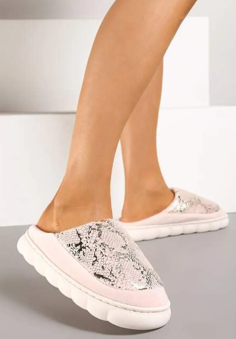 Jasnoróżowe Kapcie Vices na Platformie z Tłoczeniem Ozdobione Metalicznym Wzorem Zeanivra