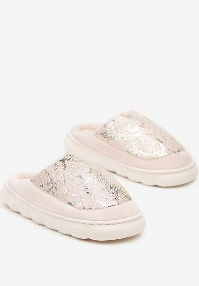 Jasnoróżowe Kapcie Vices na Platformie z Tłoczeniem Ozdobione Metalicznym Wzorem Zeanivra