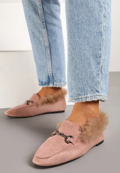 Jasnoróżowe Mokasyny na Płaskiej Podeszwie Ozdobione Klamrą i Futerkiem Sanindra