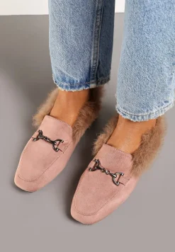 Jasnoróżowe Mokasyny na Płaskiej Podeszwie Ozdobione Klamrą i Futerkiem Sanindra